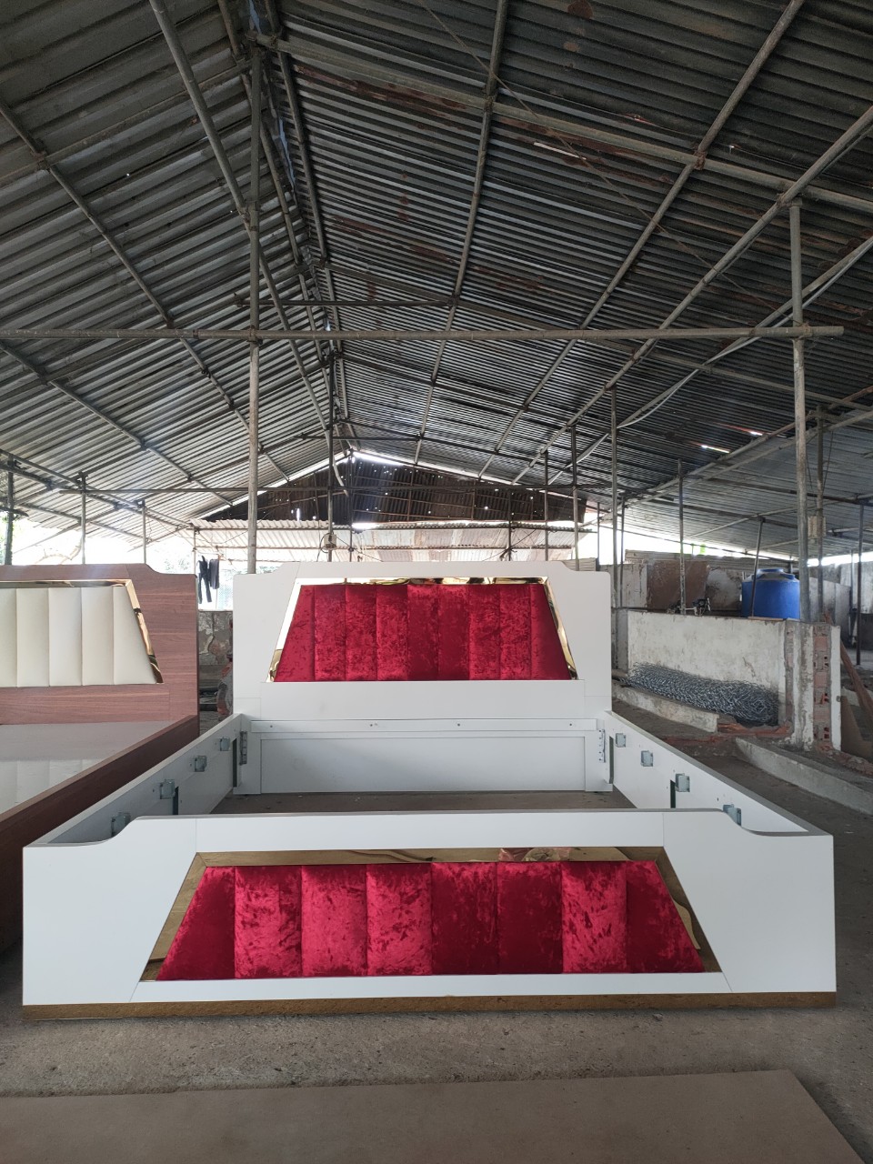Giường gỗ MDF lõi xanh Juno Sofa kết hợp inox mạ vàng