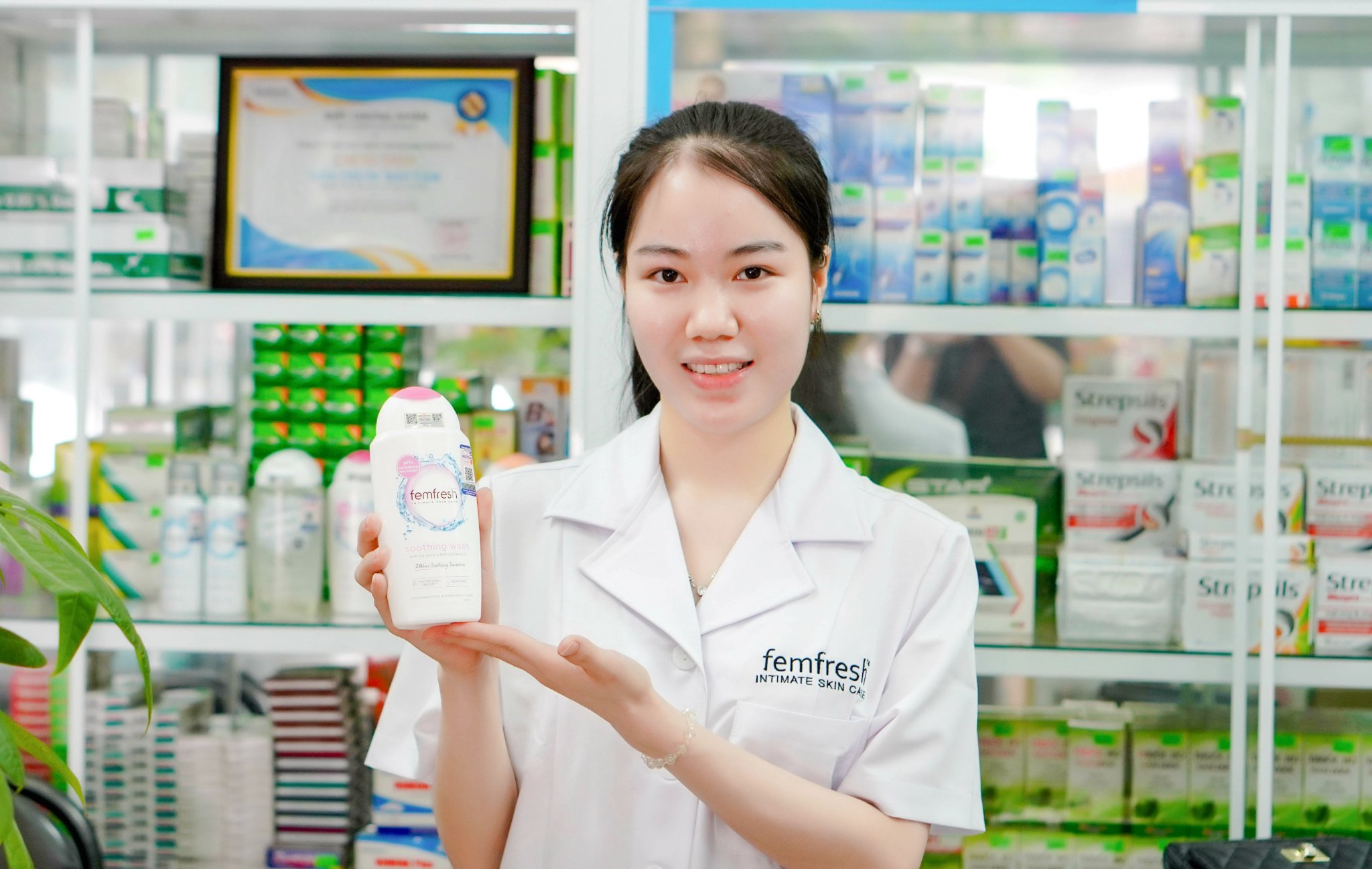 Dung dịch vệ sinh phụ nữ cao cấp cho da nhạy cảm Femfresh Pure & Fresh Wash 250ml