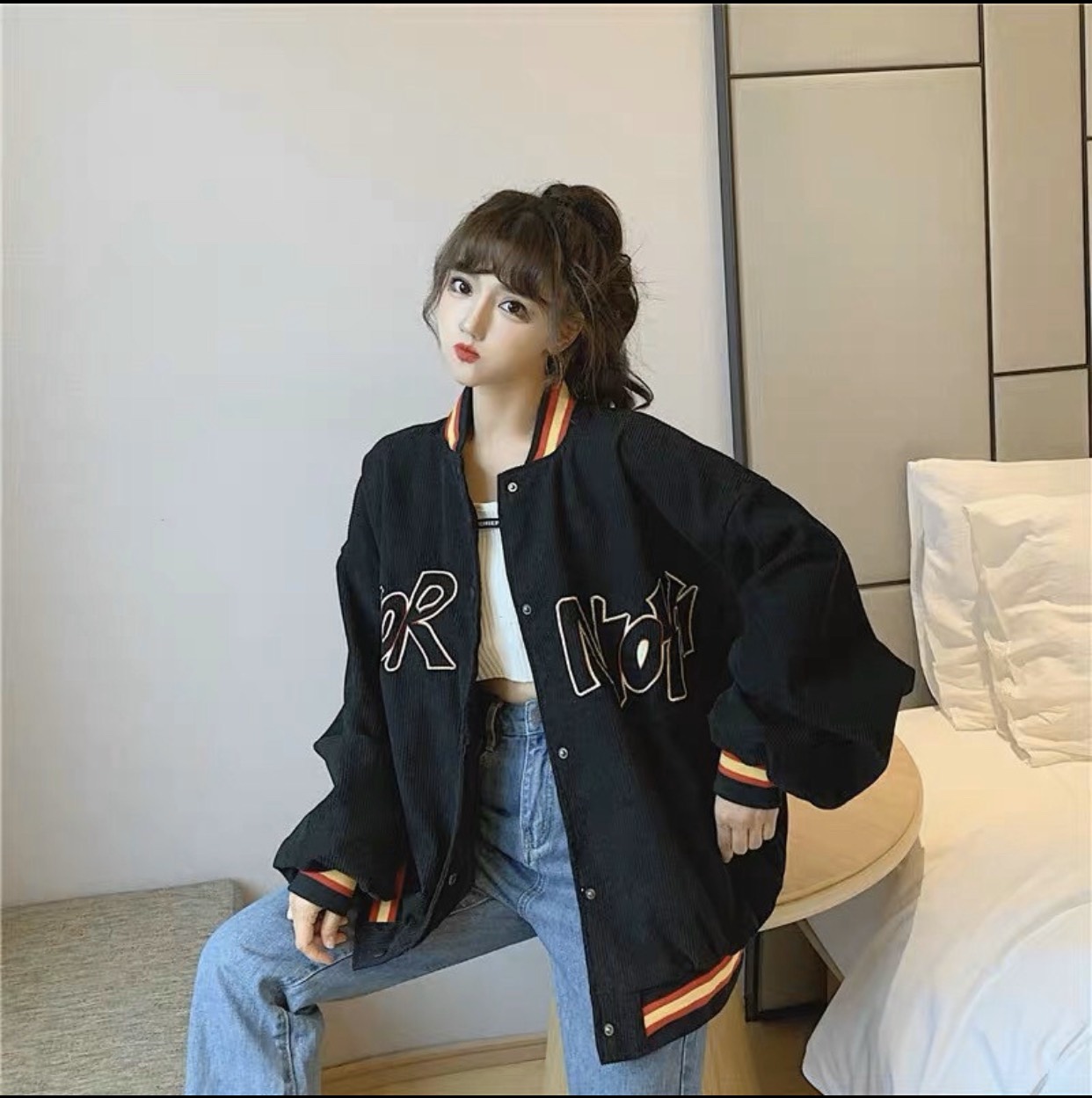 Hình ảnh Áo Khoác Nhung Unisex Kiểu Bomber Họa Tiết Logo Thêu Chữ 