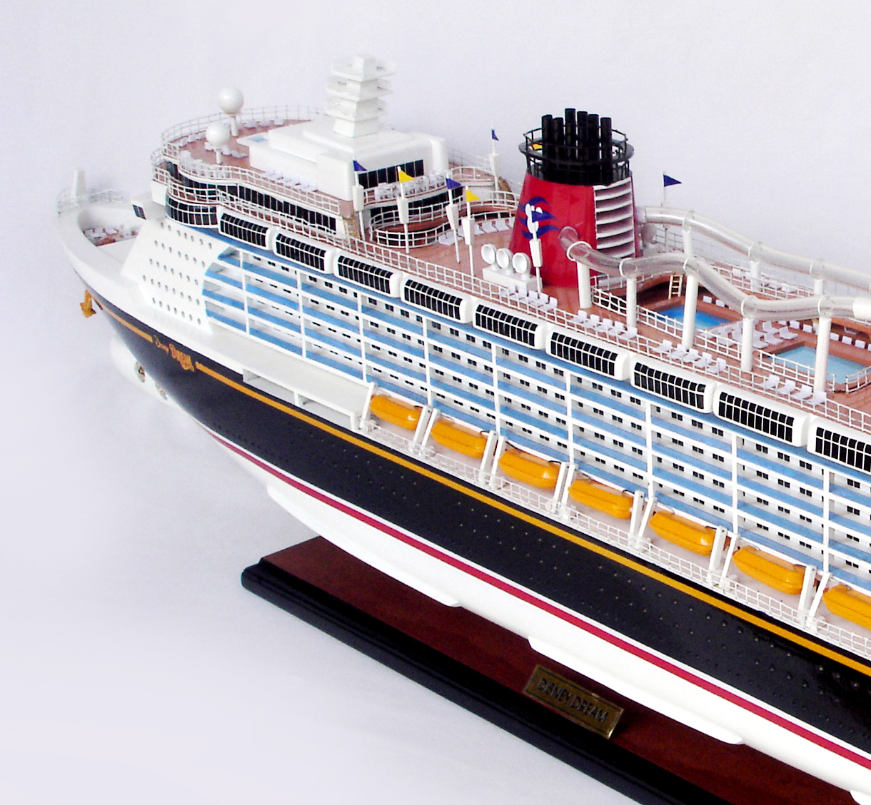 Mô hình thuyền du lịch DISNEY DREAM - 81cm