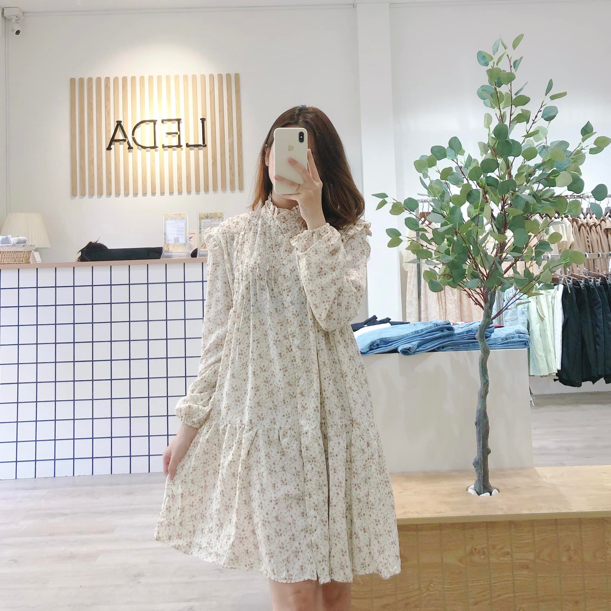Đầm Suông Hoa Nhí Cổ Trụ Kem - Leda