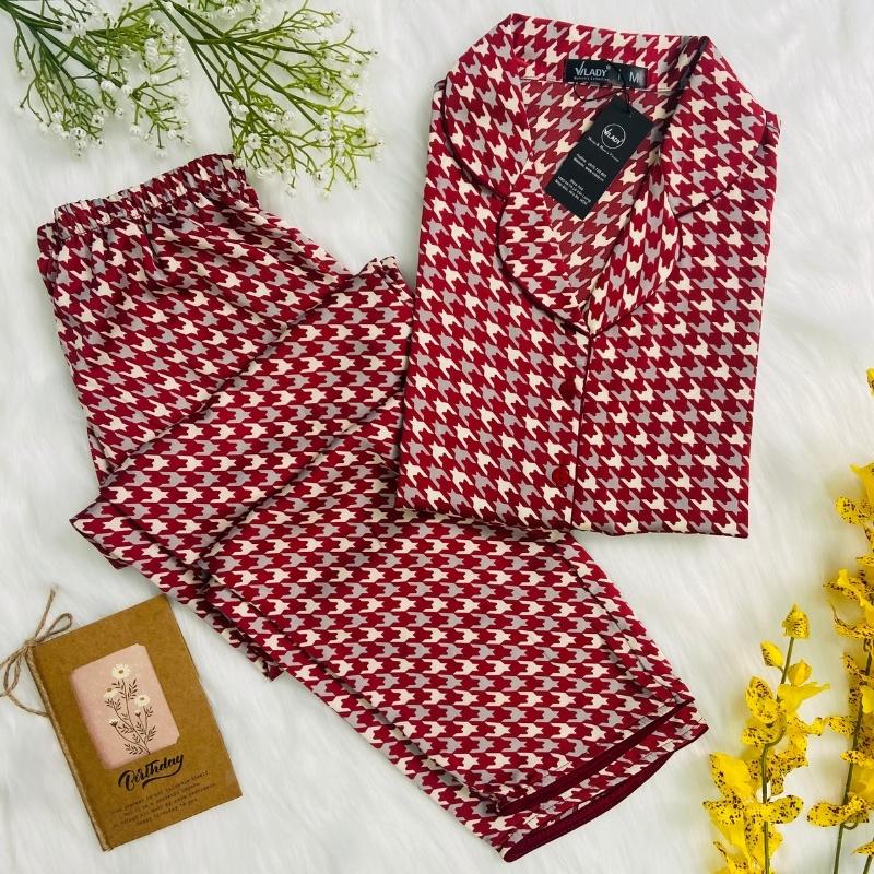 Bộ đồ Pyjama nữ, đồ mặc nhà lụa VILADY - B141 kiểu tay cộc quần dài họa tiết Ziczac chất liệu lụa Pháp (lụa latin) - Màu đỏ