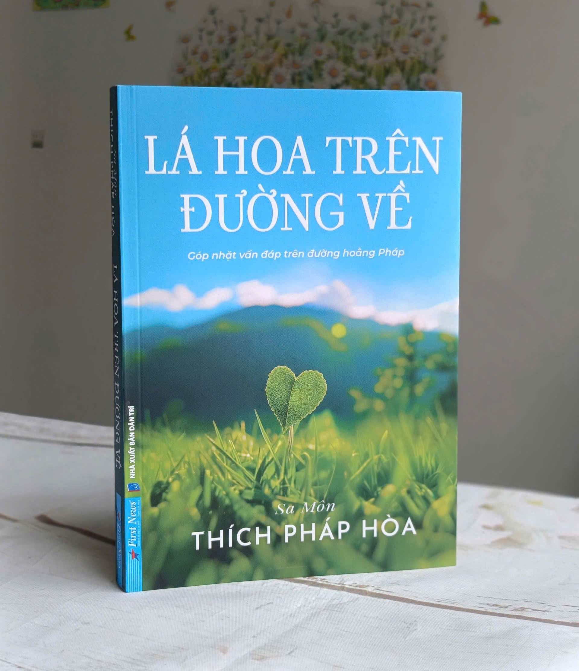Sách Lá Hoa Trên Đường Về - Thầy Thích Pháp hòa