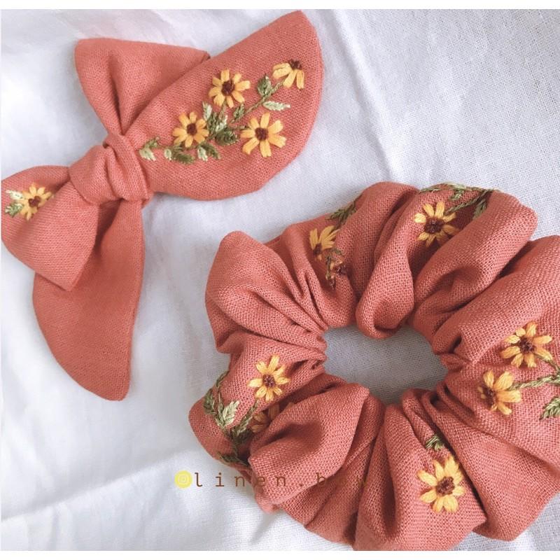 Nơ và scrunchies thêu hoa dã quỳ