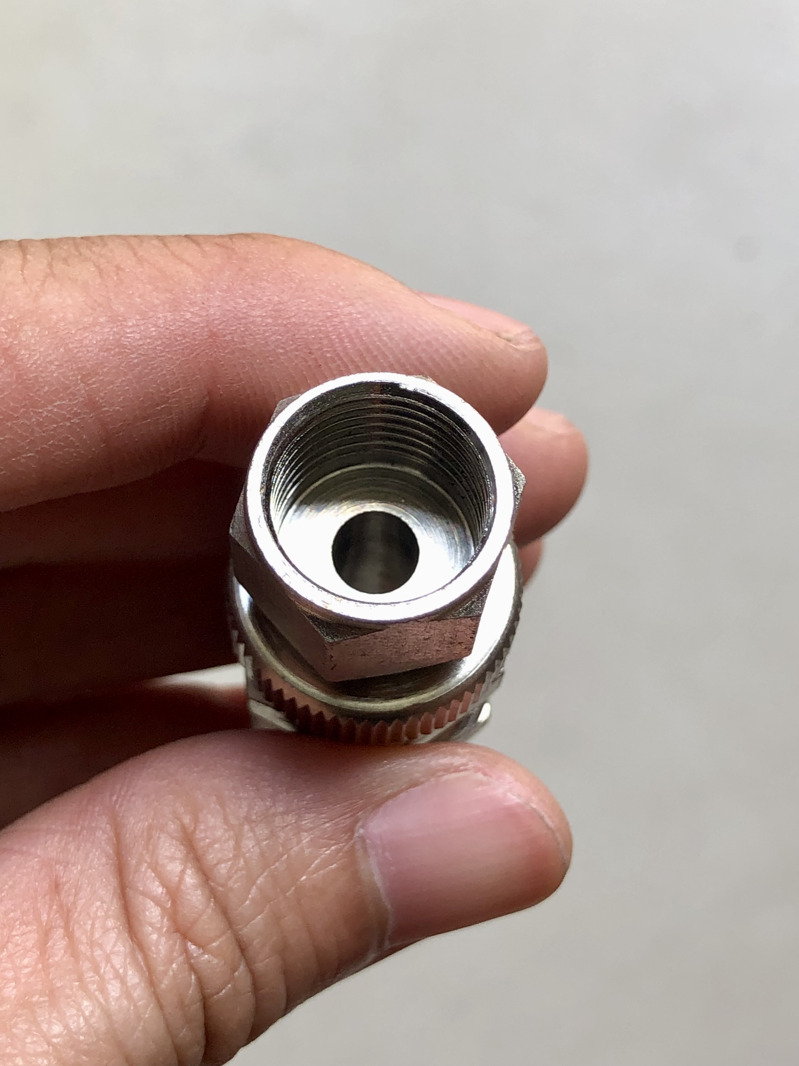Đầu xoay chống xoắn dây. Hàng đẹp, dễ dàng tháp lắp, an toàn sử dụng.