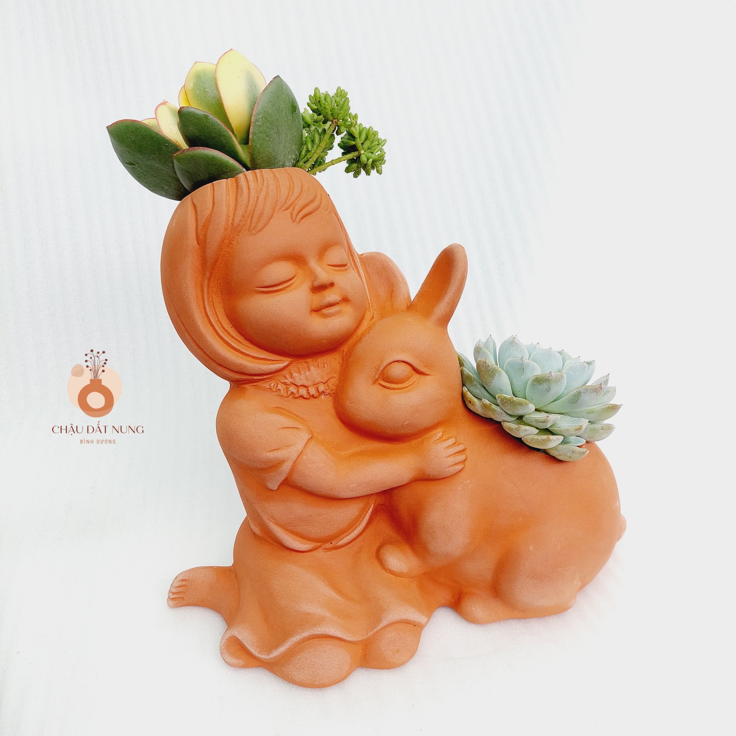 Chậu đất nung Bình Dương - Cô gái Serena và bạn thỏ, miệng chậu 8cm, chiều cao 23cm