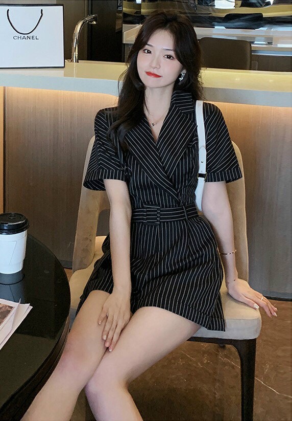 Jum short kẽ sọc cổ vest kèm belt liền dây kéo lưng xinh xắn