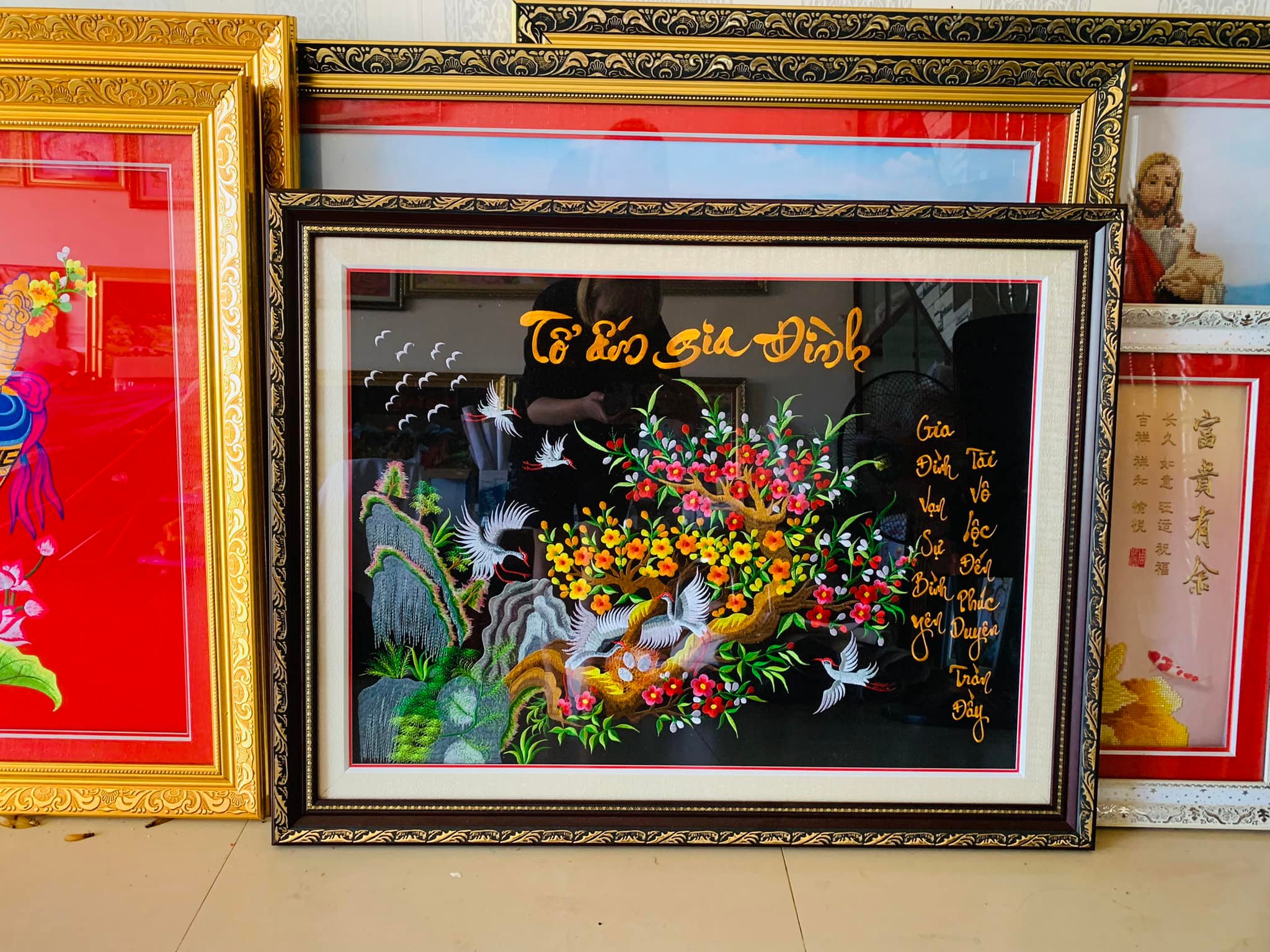 (ĐÃ THÊU) Tranh thêu truyền thống chỉ lụa TỔ ẤM GIA ĐÌNH 75x65cm có khung