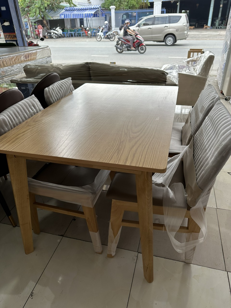 Bộ bàn ăn gỗ Juno Sofa 4 ghế chữ A kích thước 1m2