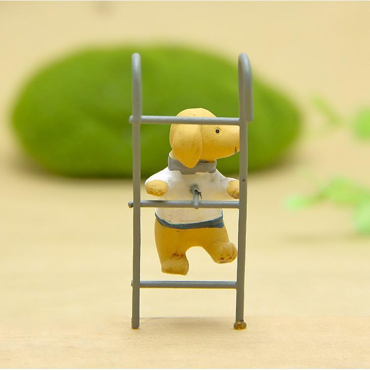 Mô hình chó trắng leo cầu thang dùng dựng tiểu cảnh, trang trí studio, DIY
