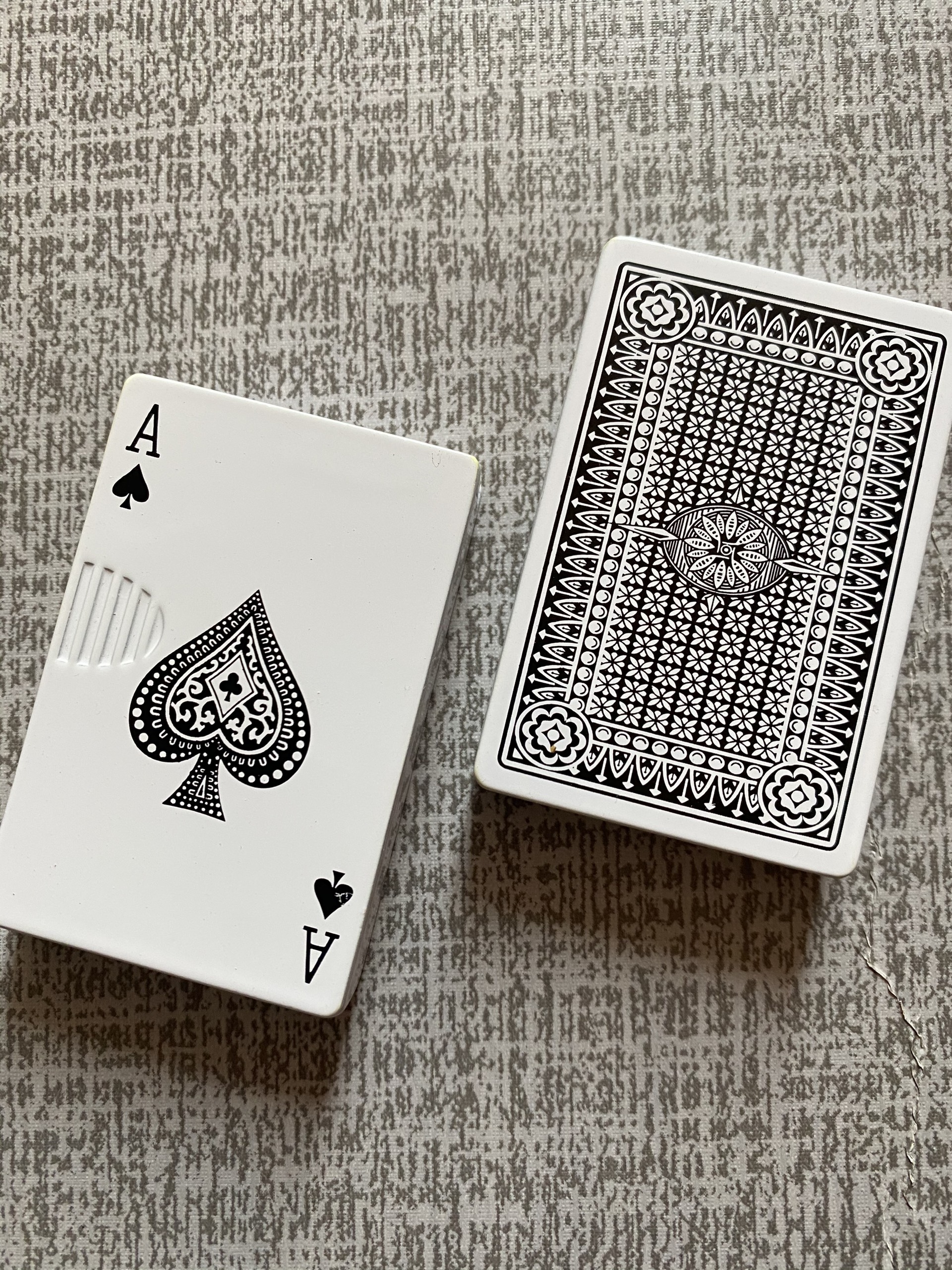 Hộp Quẹt Bật Lửa Khè Hình Lá Bộ Bài Trắng Xoè "Thùng Phá Sảnh" Độc Lạ Fullbox Quà tặng ý nghĩa