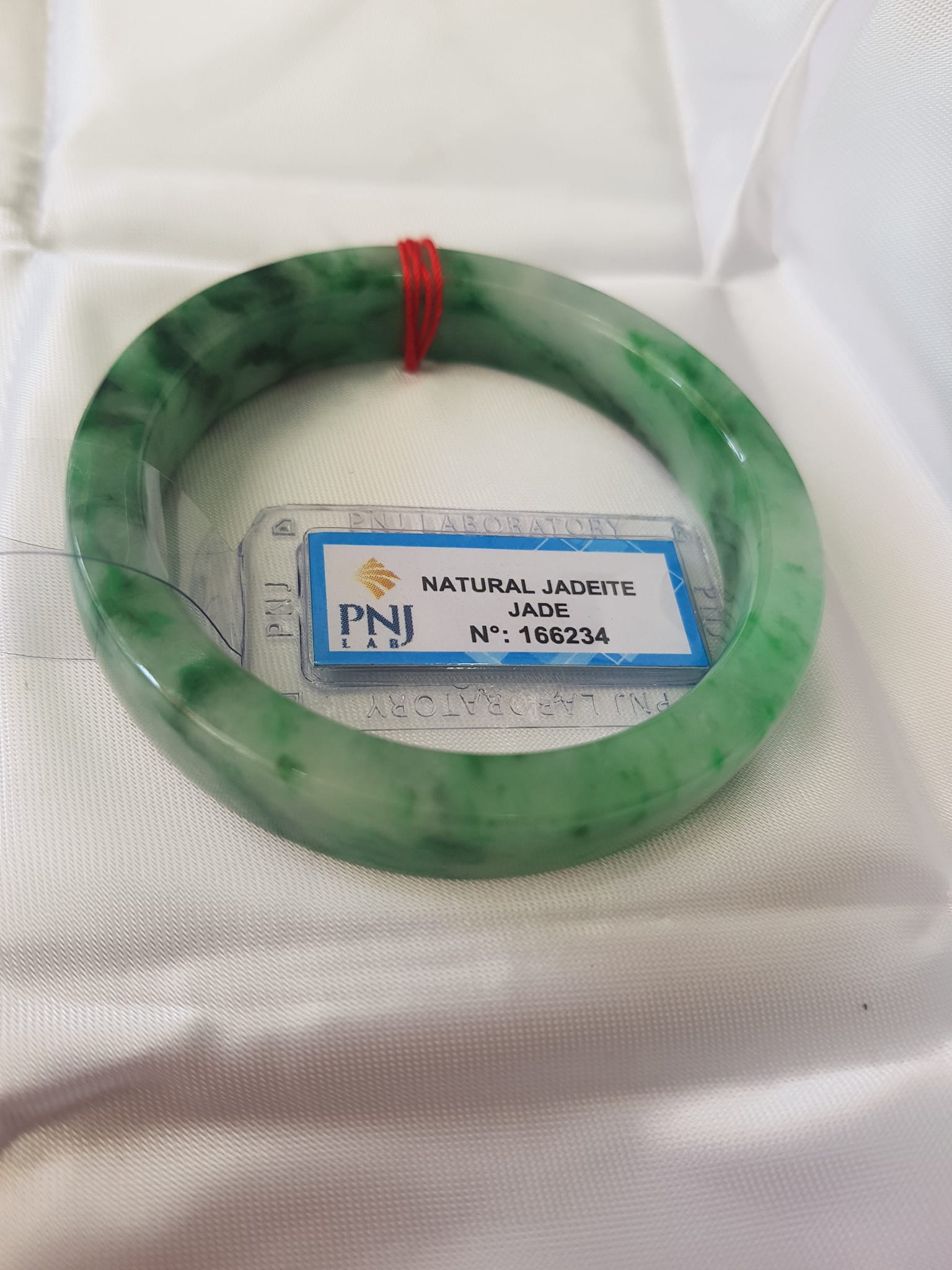Vòng Tay Đá Ngọc Cẩm Thạch tự nhiên Bản Vuông 50mm   Vòng đã kiểm định có giấy chứng nhận P No 166234 Natural Jadeite  Nữ cân nặng 50kg - 55kg đeo Sang Tay Đẹp lắm luôn ạ