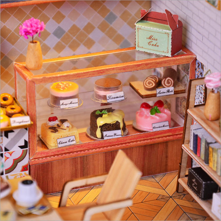 Mô hình nhà DIY Doll House Tiệm Bánh Ngọt Miss Cake Kèm Mica Chống bụi