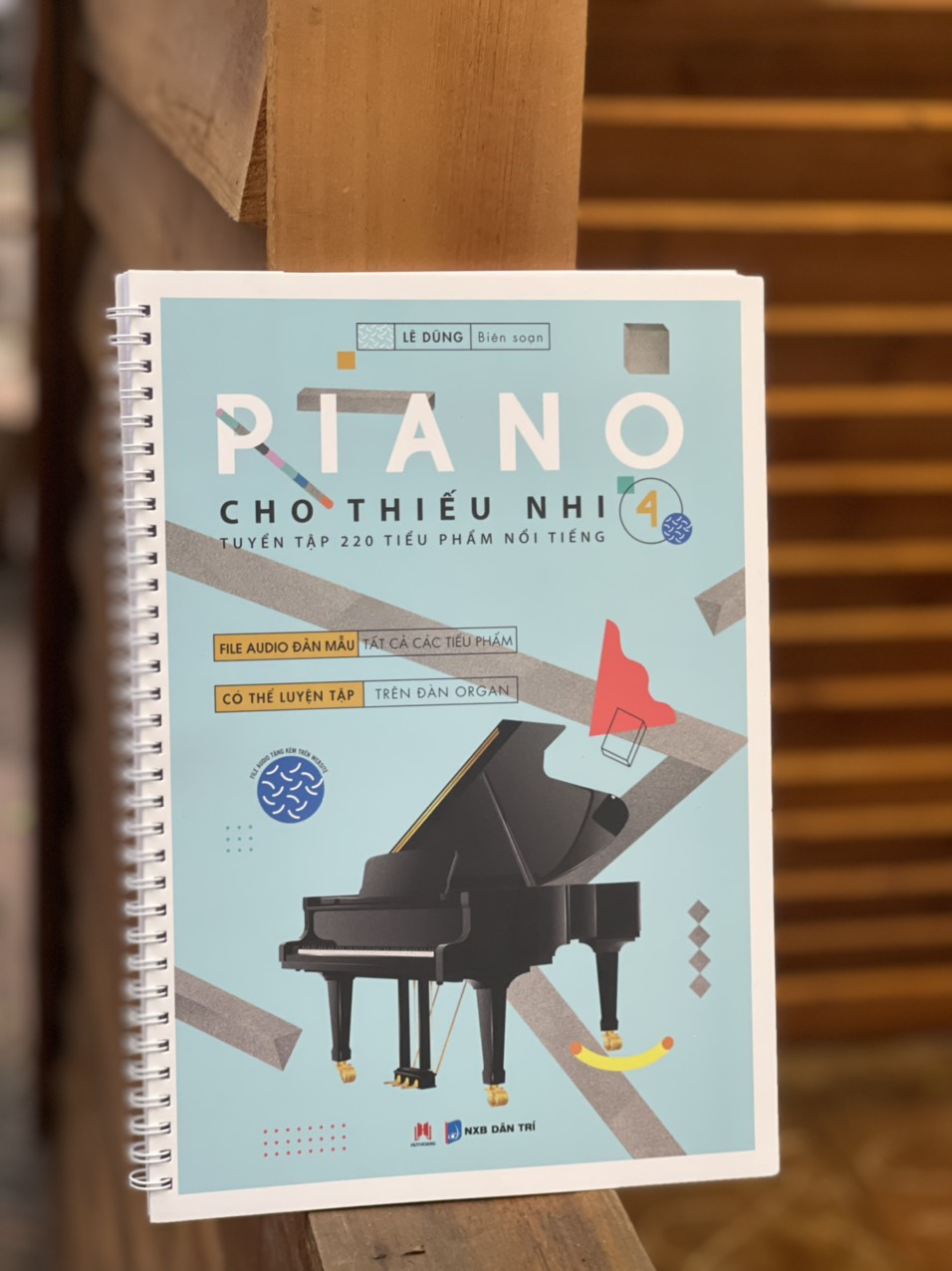 PIANO CHO THIẾU NHI – Tuyển tập 220 tiểu phẩm nổi tiếng (Phần 4) – Lê Dũng biên soạn – Huy Hoàng Bookstore – NXB Dân Trí (Bìa mềm)