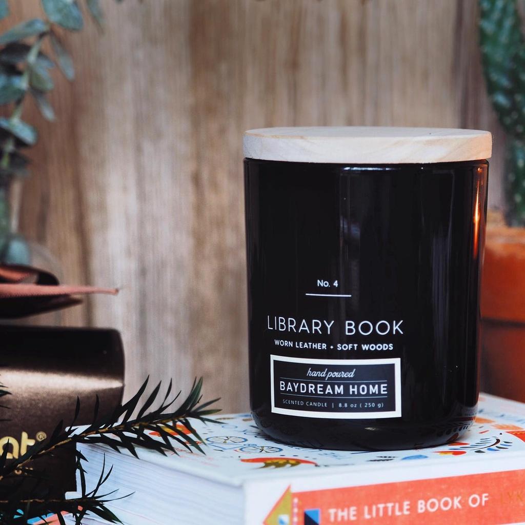 Nến thơm Library Book (Scented Candle 8.8oz)