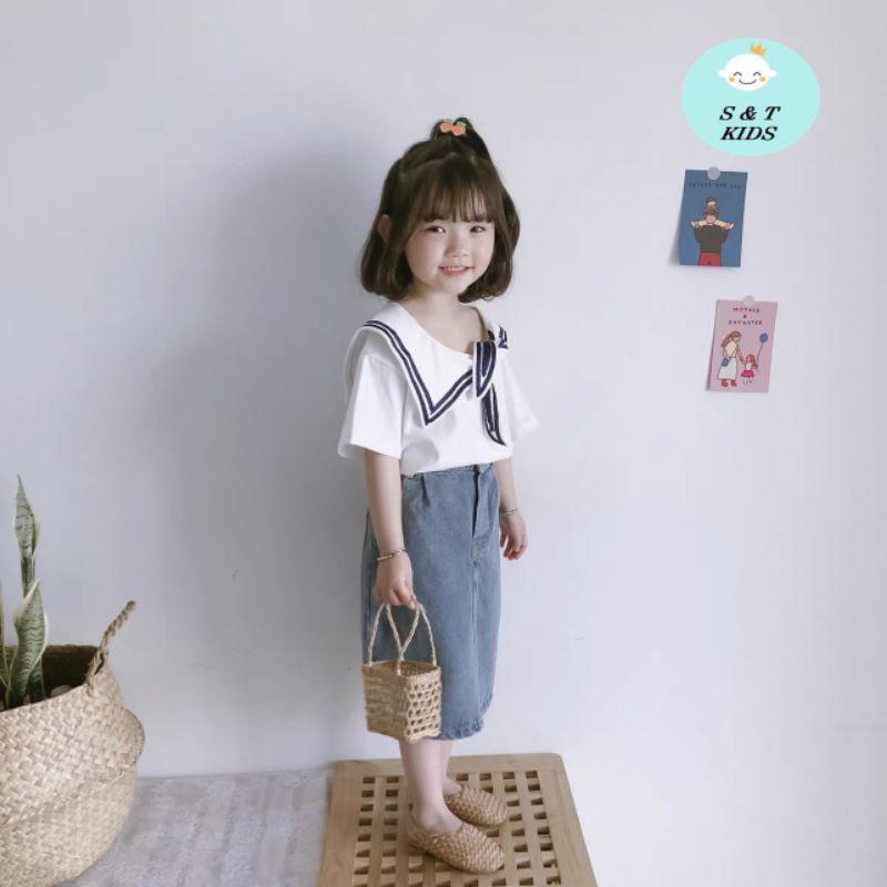 Set bộ váy jean áo coton trắng cổ vạt thời trang bé gái