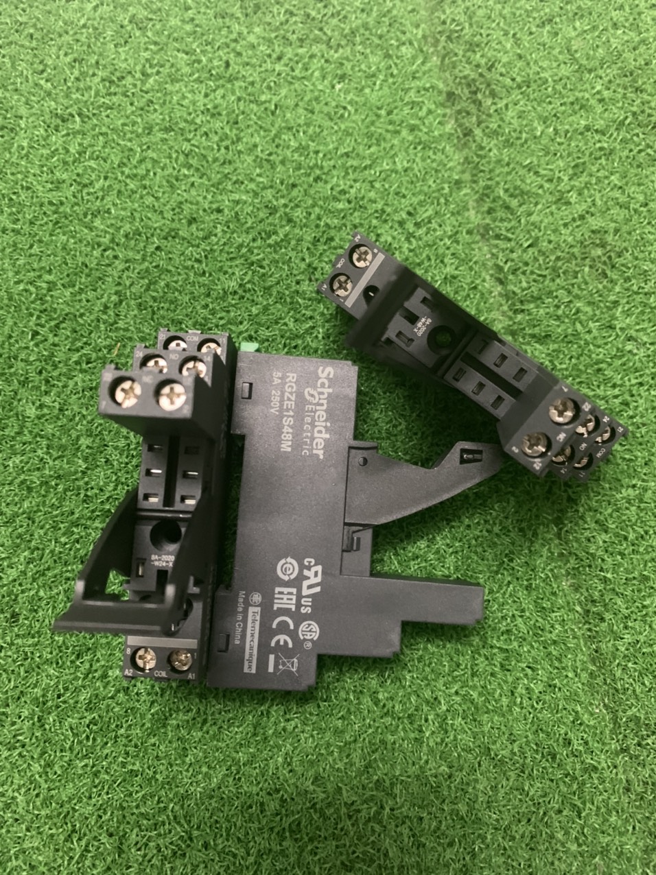Đế cắm rơ le RGZE1S48M Schneider dùng cho rơ le RXG, G2R-2-SND hoặc tương đương | Hàng Chính hãng |