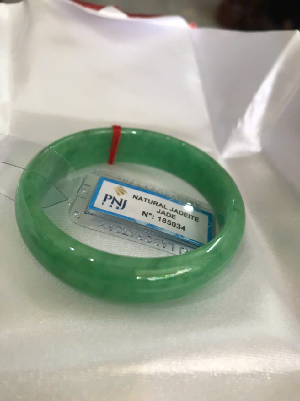 Vòng Tay Nữ Đá Ngọc Cẩm Thạch Tự Nhiên Bản Hẹ Sịn Đậu Lý Sao Ni 48mm Cao 12mm Dầy 6mm đã kiểm định kèm giấy chứng nhận P No 185034 Màu Xanh ngọc lý tươi bóng đều đẹp nữ tay nhỏ 35kg - 48kg ạ