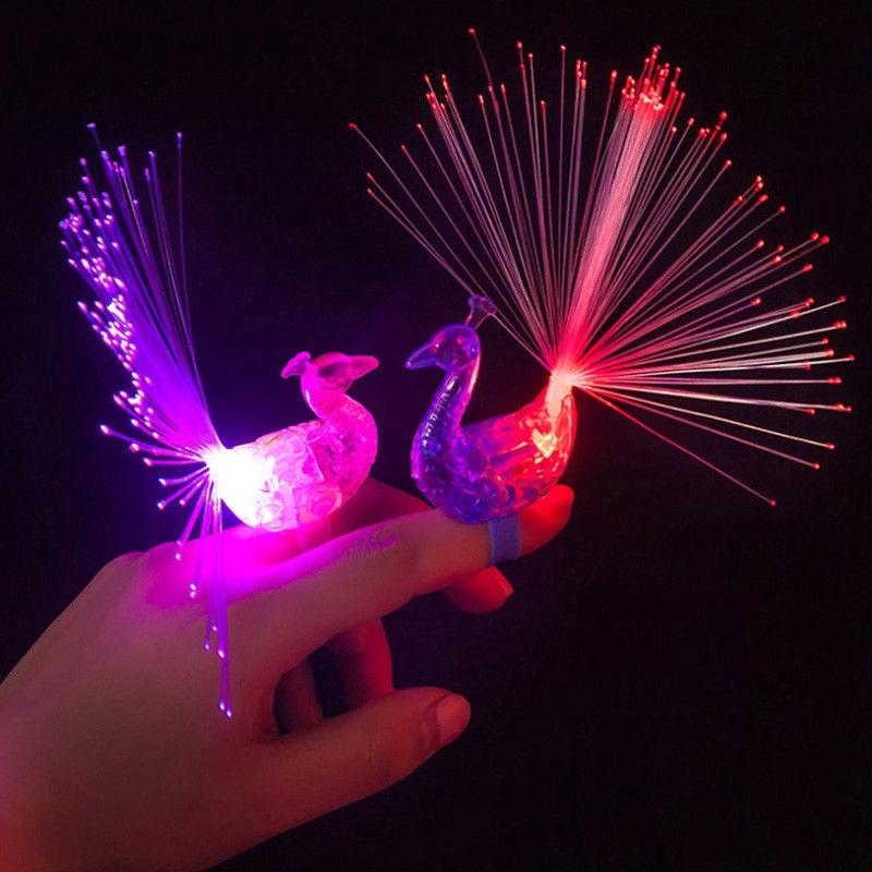 Nhẫn đeo tay hình chim công có đèn LED