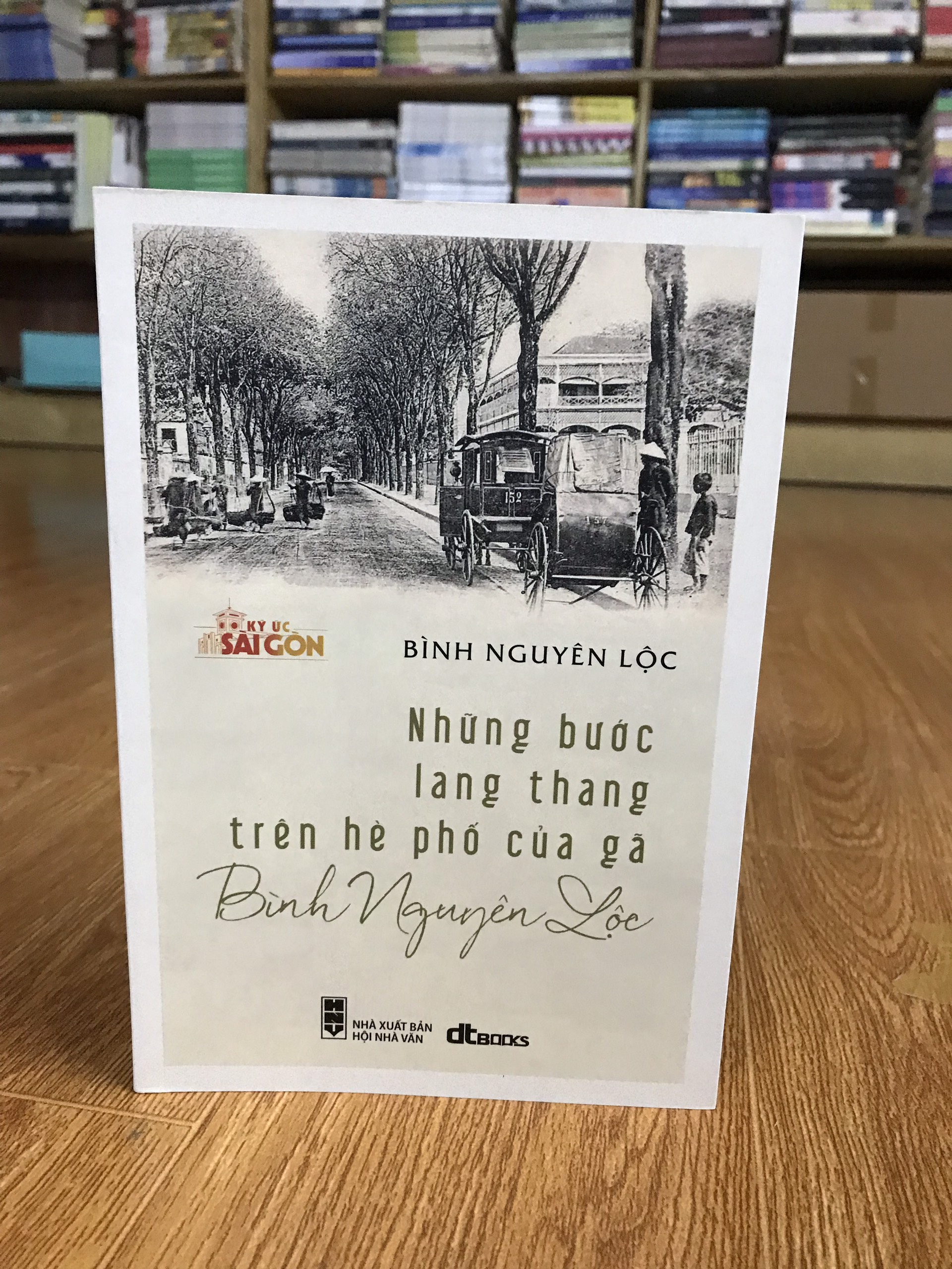 Combo sách KÝ ỨC SÀI GÒN XƯA: đất Sài Gòn và sinh hoạt của người Sài Gòn xưa + Những bước lang thang trên hè phố của gã Bình Nguyên Lộc (tặng kèm bookmark)
