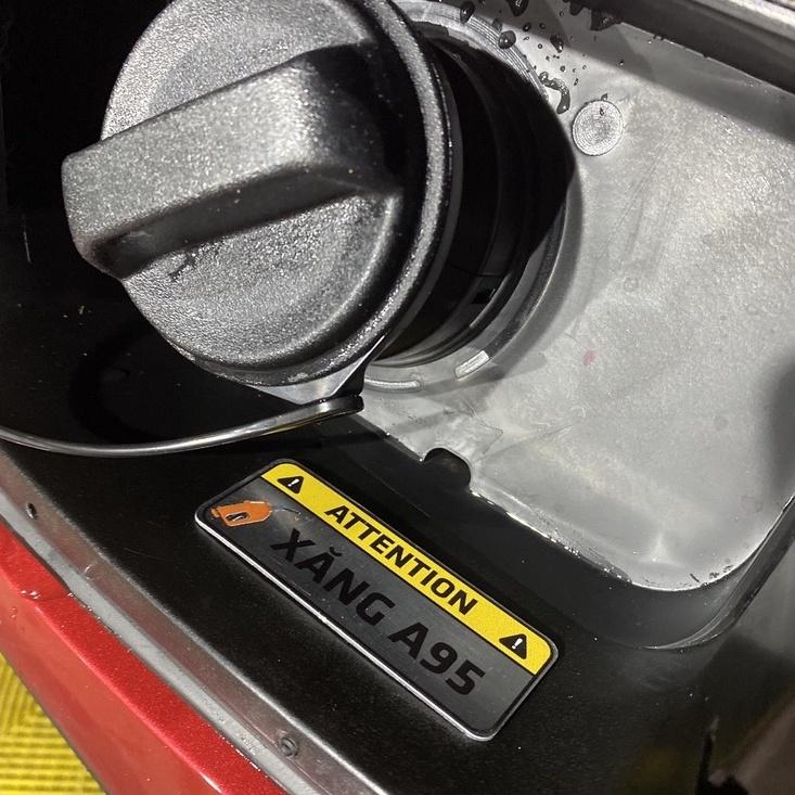 Decal tem nhôm dán cảnh báo đổ xăng A95, dầu Diesel cho xe ô tô