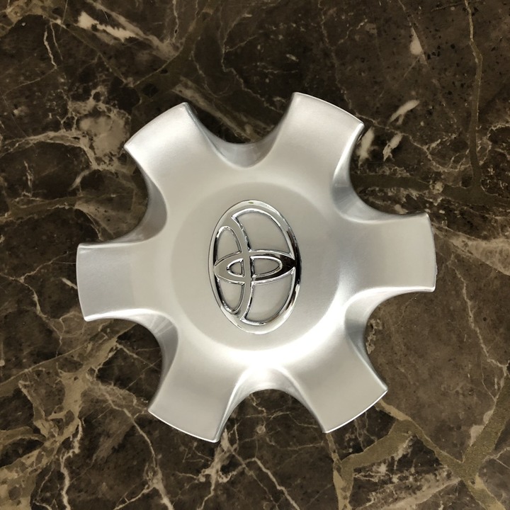 Logo chụp mâm, ốp lazang bánh sau xe ô tô Toyota Fortuner 2005-2011