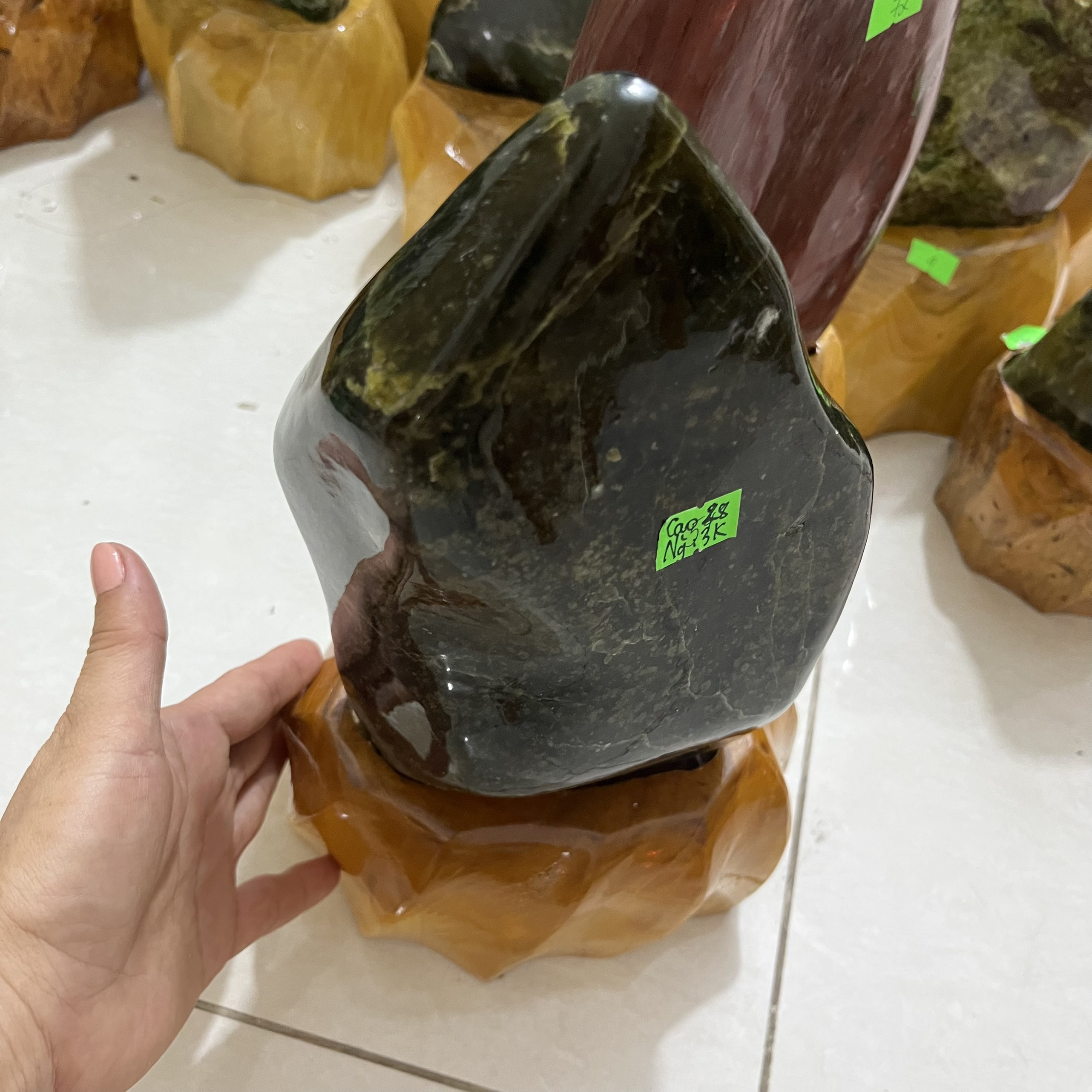 Cây đá để bàn tự nhiên màu cốm nặng hơn 8 kg, cao hơn 40 cm cho người mệnh Hỏa và Mộc