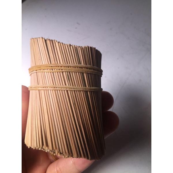 1 bó tăm tre dùng để xỉa răng hàng chắc chắn, cứng cáp