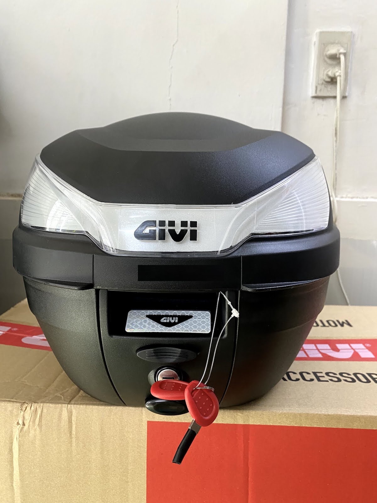 Thùng Sau Givi B27NT Dung Tích 27 Lít Kèm Sẵn Đế Hàng Chính Hãng