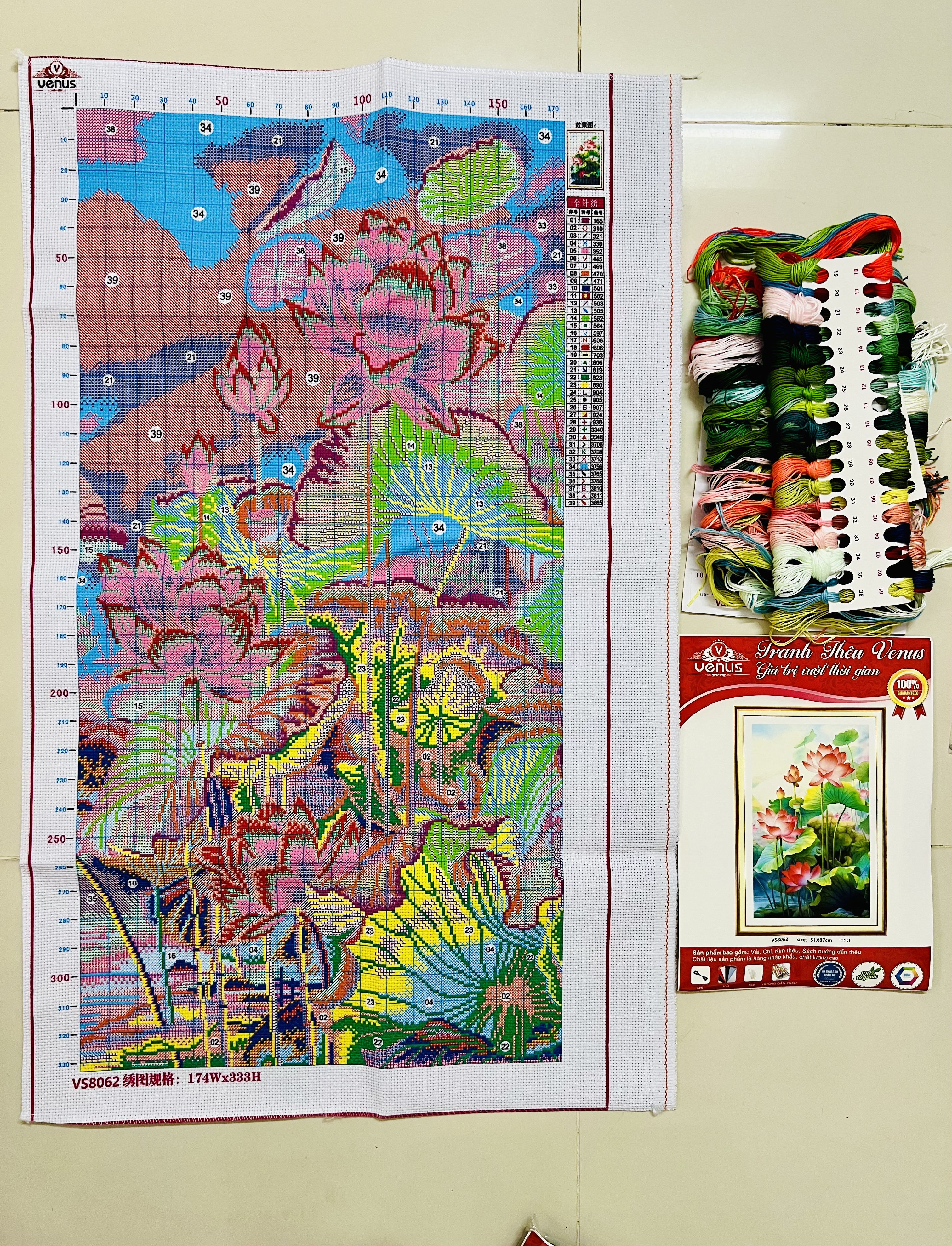 Tranh thêu kín Hoa sen khoe sắc vs8062, kích thước 50 x 85 cm
