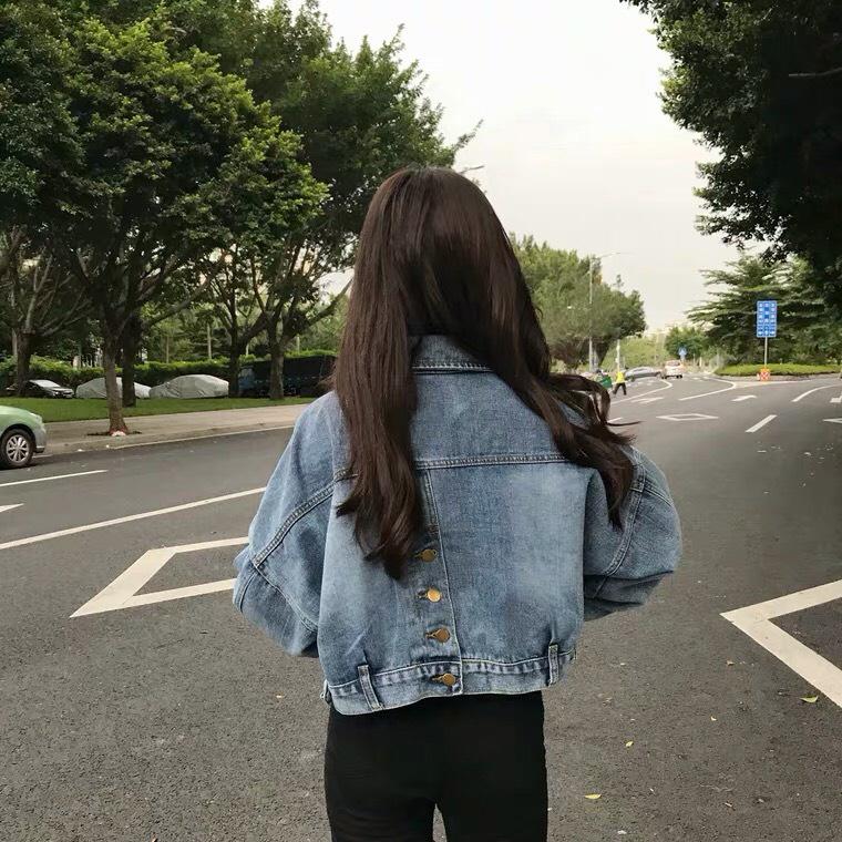 Áo khoác jean nữ croptop trơn màu xanh nhạt, áo khoác bò form ngắn túi đôi cá tính, sexy, cute - LARI JEAN