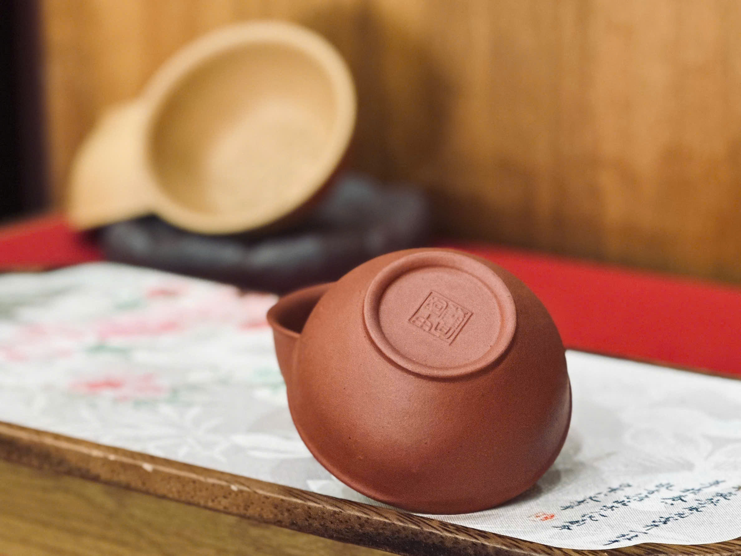 CHÉN TỬ SA KHẮC NỔI HOA SEN DƯỚI ĐÁY - DUNG TÍCH 45 ML - YIXING CUP