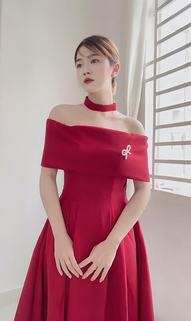 Đầm midi trễ vai xẻ tà đính tag nơ