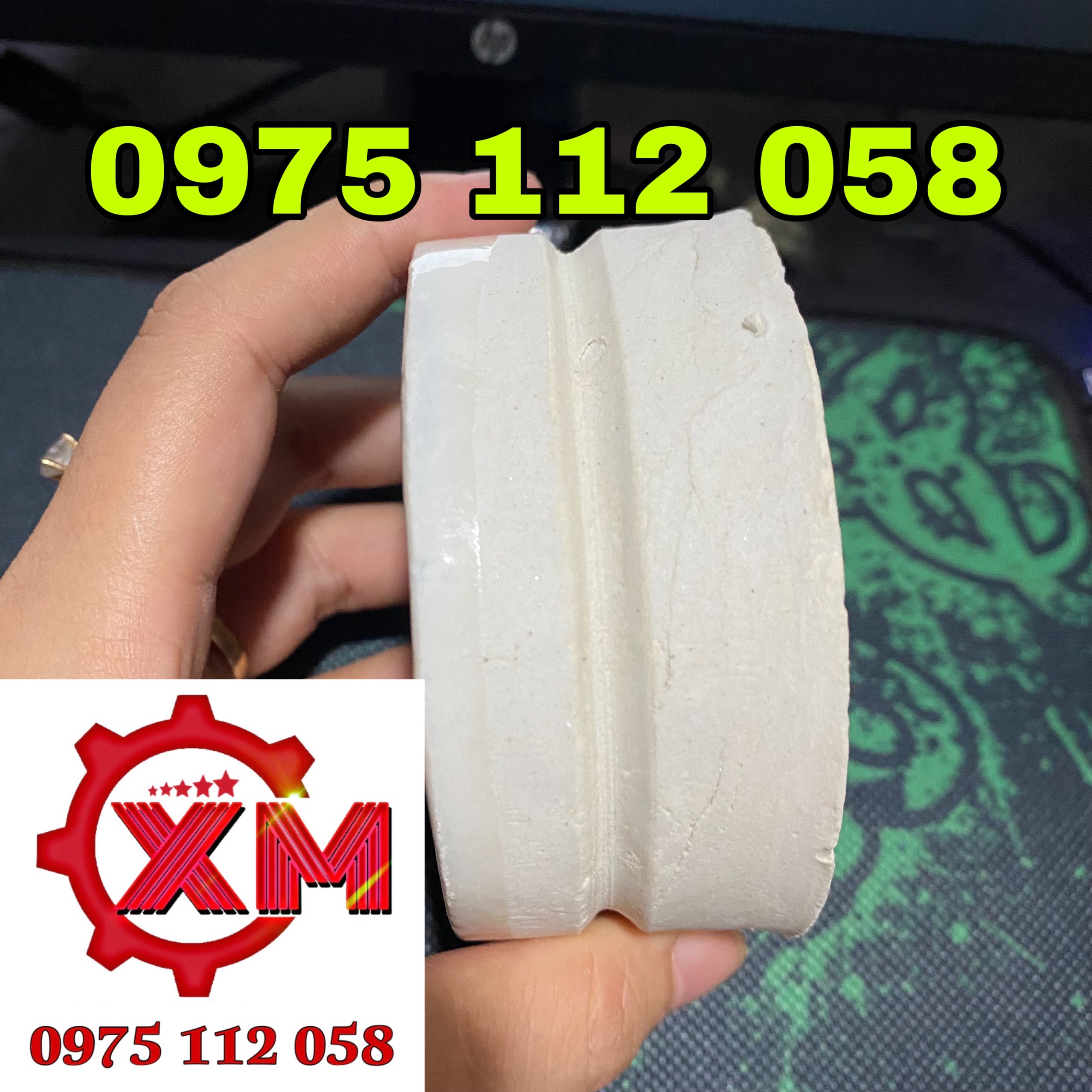 Mốc sứ báo cáp