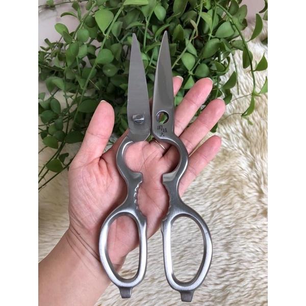 Kéo bếp đa năng Nhật Kai siêu sắc bén, bền bỉ, có trợ lực, khóa an toàn, tháo ra lắp ráp tiện lợi, dễ sử dụng.