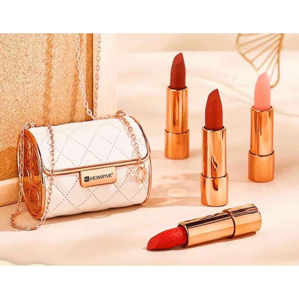 Set 4 cây son 3 màu 1 dưỡng ,kèm túi xách đựng sang trọng ,chất son mềm , lên màu chuẩn , độ bền cao ,cho làn môi mướt mịn, sáng hồng, giảm thâm môi hiệu quả. có thể làm quà tặng siêu xinh