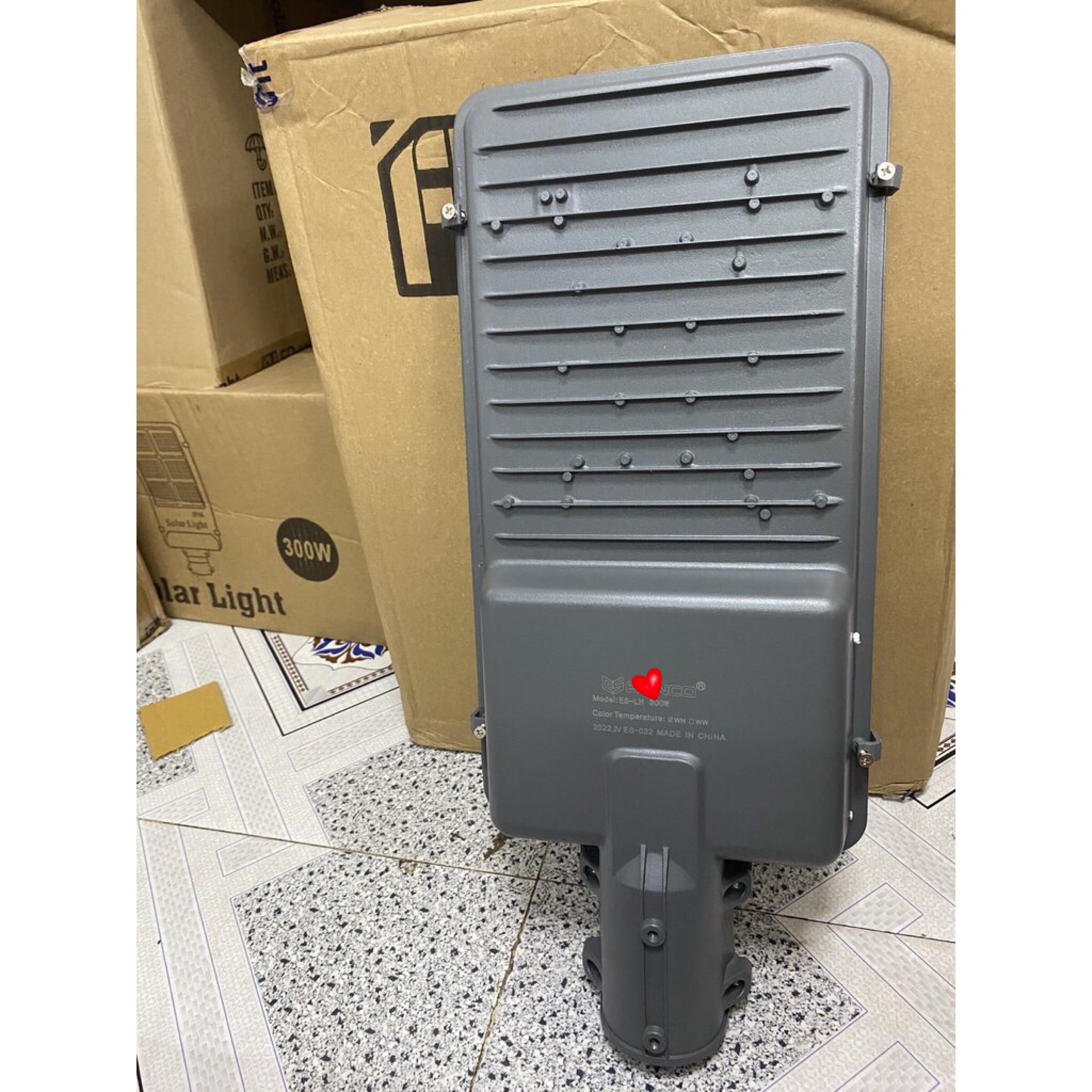 Đèn năng lượng mặt trời 300w, chuyên dành cho công trình nông thôn, sân vườn, trụ cổng, đèn ngoài trời
