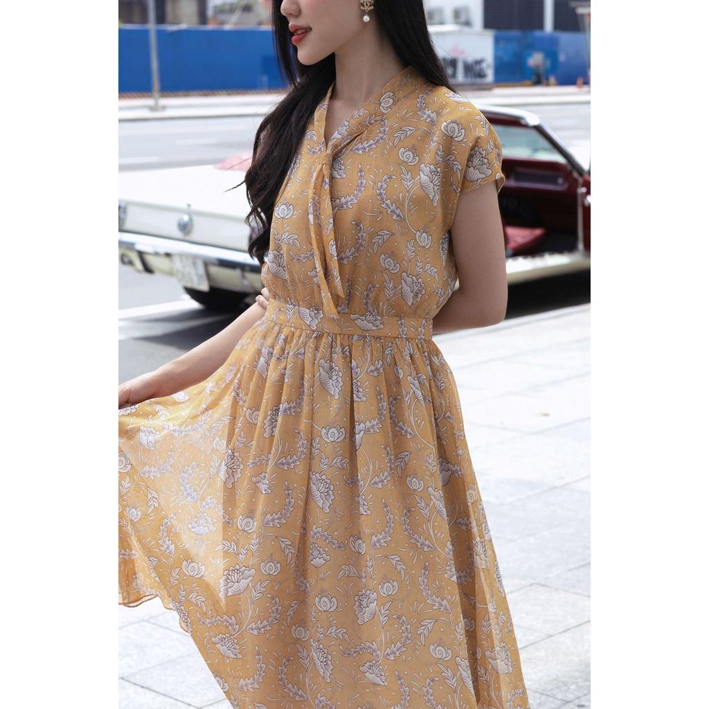 SHEAZ Đầm dài voan vàng họa tiết hoa dây cổ phong cách Hàn Quốc