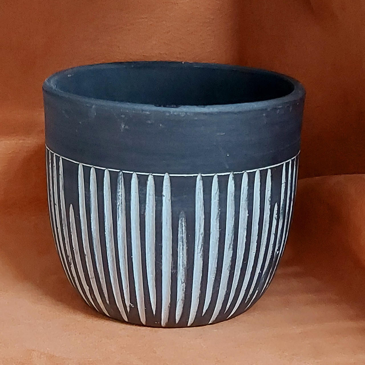 Chậu đất nung kẻ sọc Trắng Đen Bông Garden trồng cây kiểng để bàn kt miệng 14cm cao 12cm