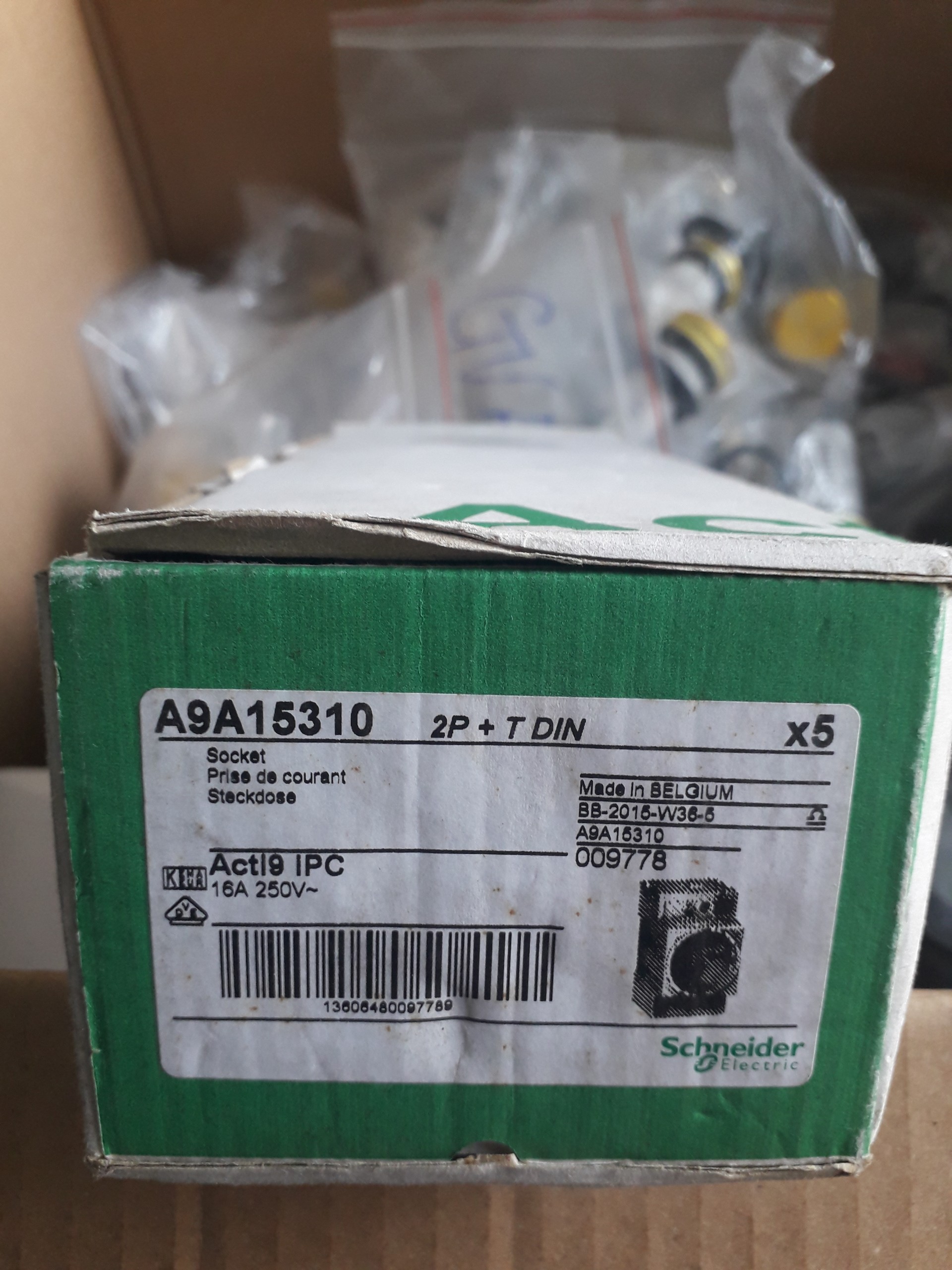 Ổ cắm điện gắng Ray (DIN socket) 2P+E 16A , A9A15310 Schneider - Ổ cắm ...