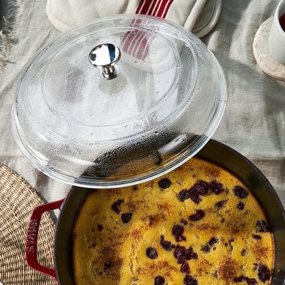 CHẢO GANG STAUB 24CM CÓ NẮP KÍNH MẦU ĐỎ hàng chính hãng