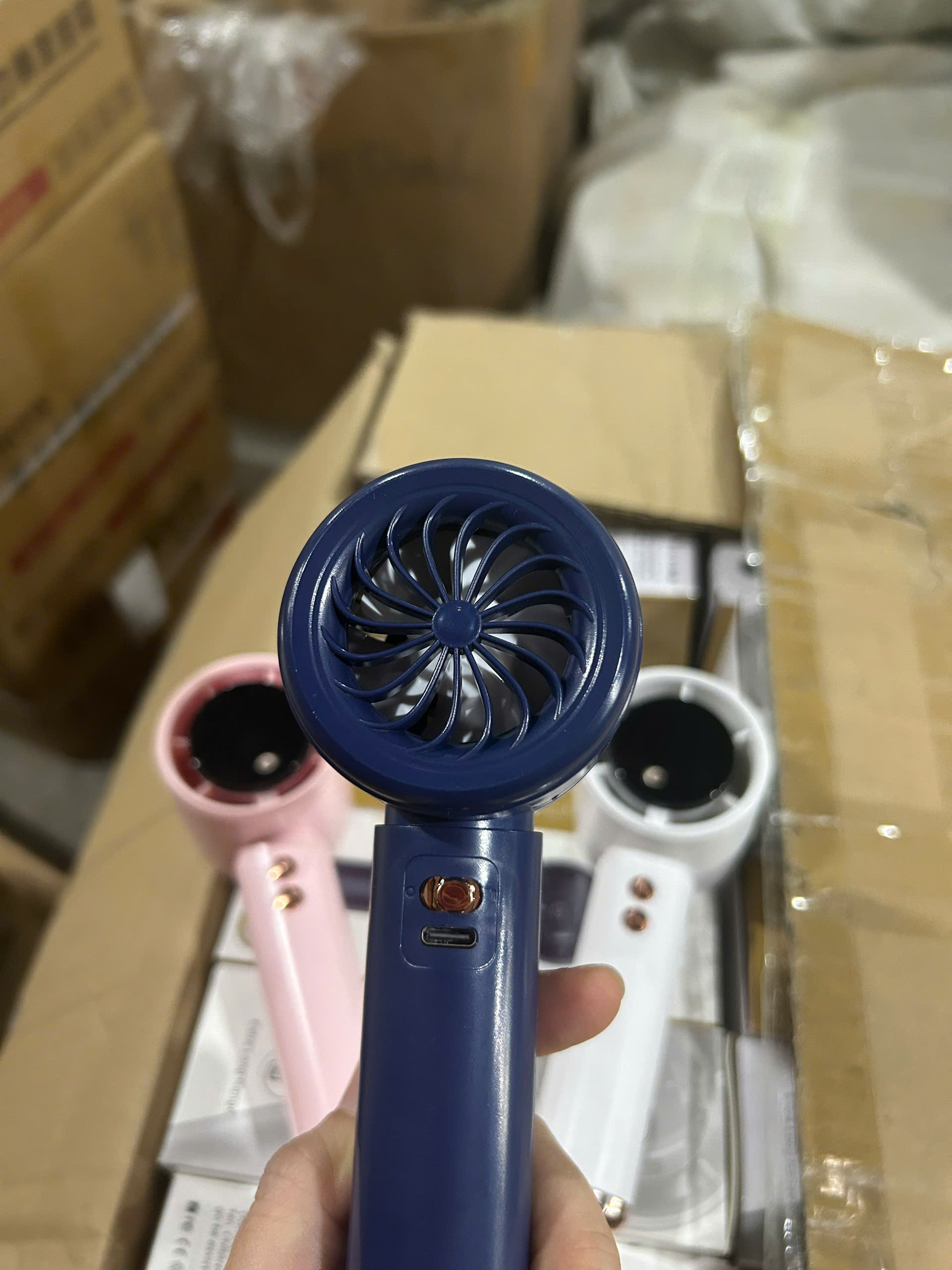 Quạt Cầm Tay Mini Sạc Pin 100 Cấp Độ Gió Màn Hình Led Hiển Thị Nhỏ Gọn Dễ Mang Đi