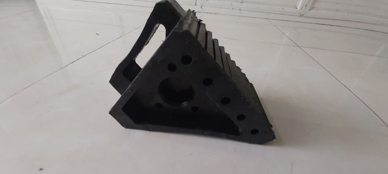 Cục chèn chặn bánh xe cầm tay cao su dốc17× dài 20× cao13cm