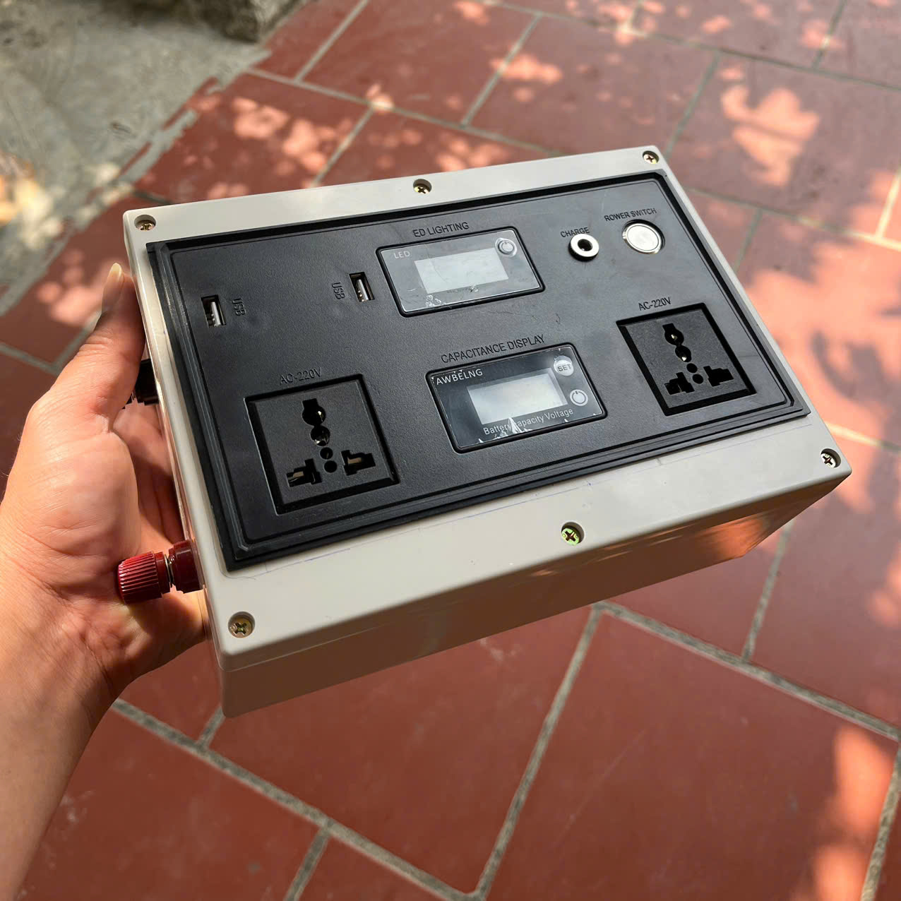 Bộ Kích Điện 24V → 220V 2000W Sóng Sin Chuẩn Nhật – Nguồn Điện Ổn Định, Có LED Hiển Thị, Dùng Cho Xe &amp; Gia Đình