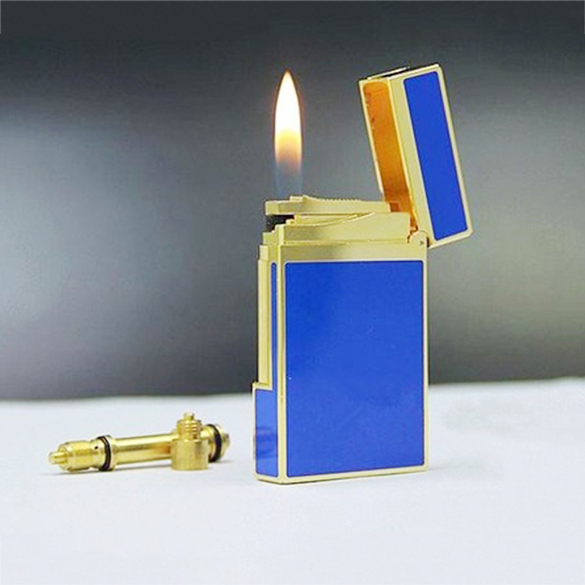 Combo Hộp Quẹt Bật Lửa Gas Đá D37 Sơn Mài Nền Xanh Viền Vàng + Tặng Tai Nghe Bluetooth BT01 Kiểu Dáng Thể Thao