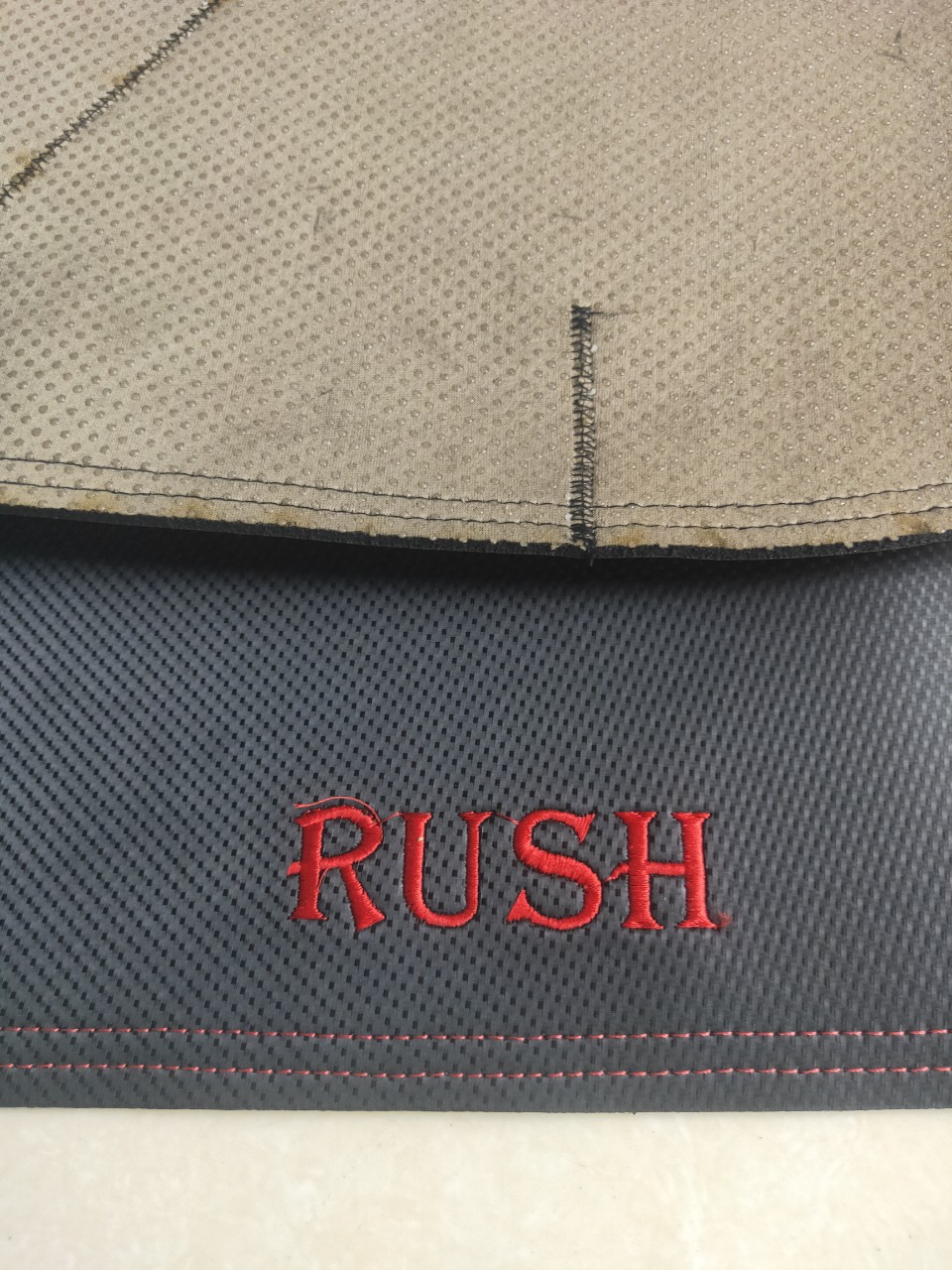 Thảm Taplo Xe Toyota RUSH 2018-2022 loại da dày cao cấp 3 lớp chống trượt Da Carbon đen