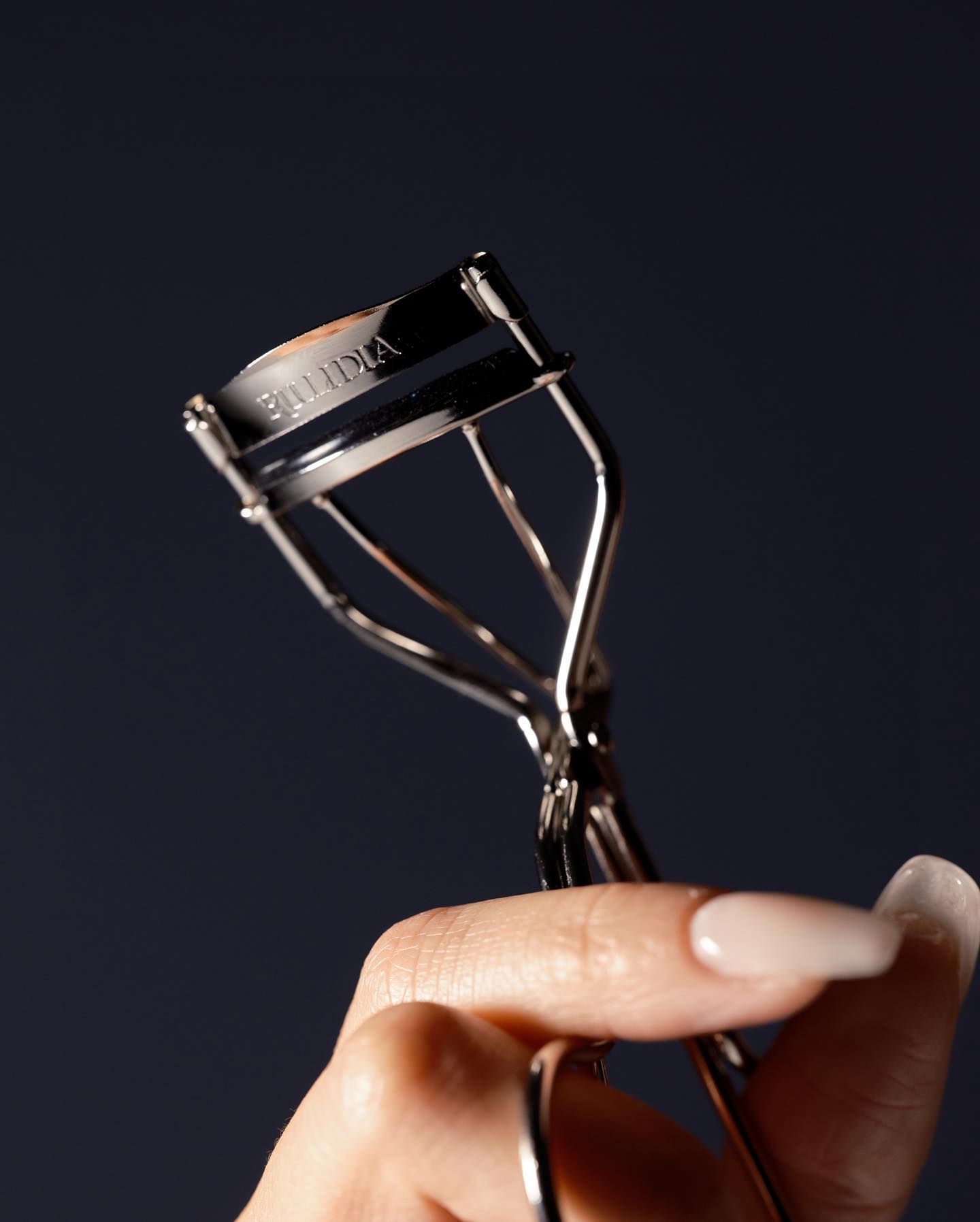 Bấm mi Rulidia Scale Up Eyelash Curler giúp cong mi