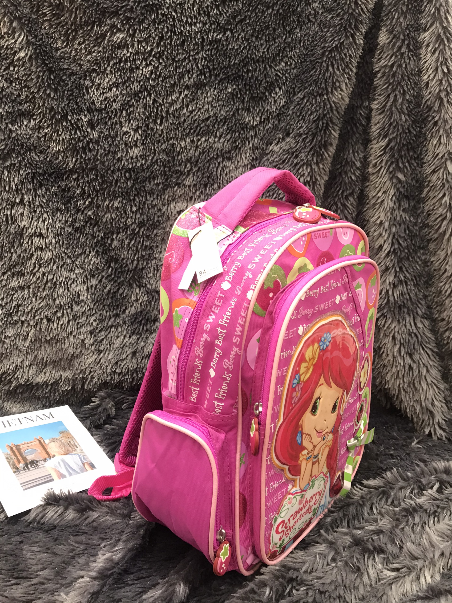 Balo trẻ em 15'' cao cấp hình Strawberry Shortcake chống cằm đính nơ xanh lá - BLSSC15 -