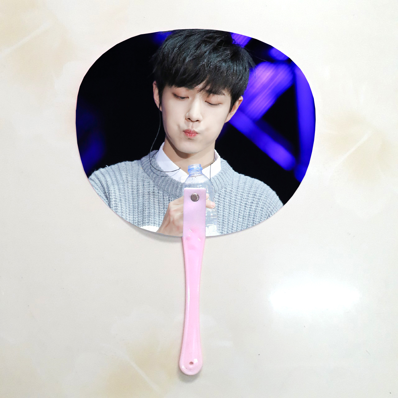 Qụat cầm tay Tiêu Chiến