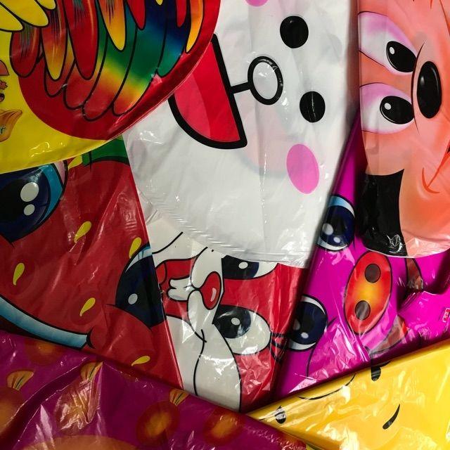 Combo 50 quả bóng bay kèm que cầm tay.